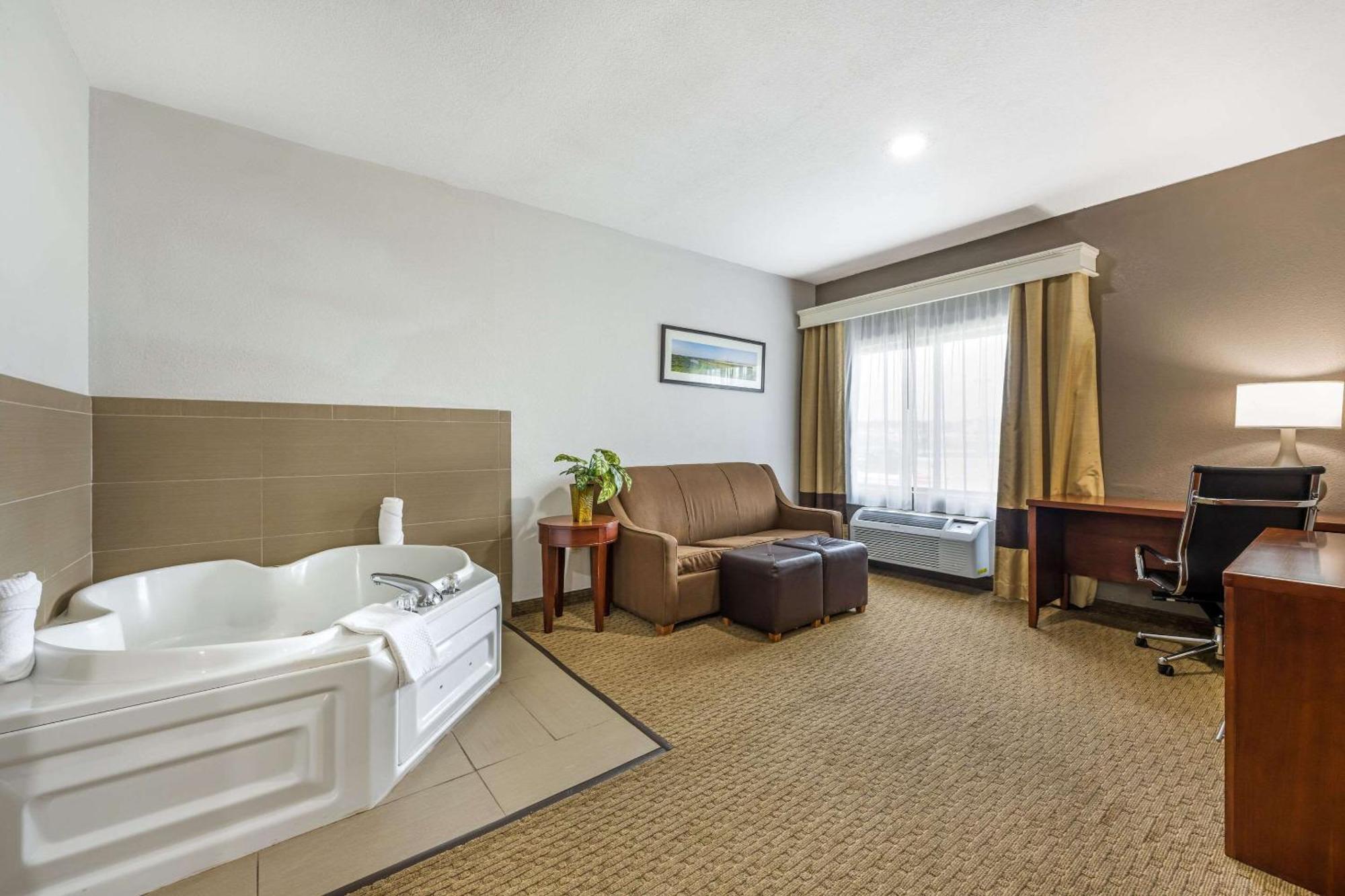 Comfort Suites Omaha East-Консіл-Блафс Екстер'єр фото